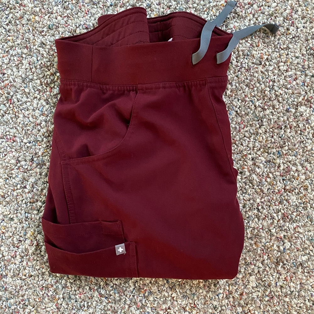 Figs burgundy Kade Xs